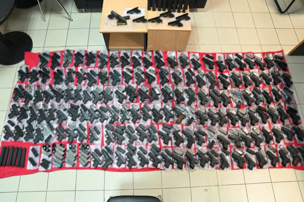 Έβρος: Kακουργηματική δίωξη στους 13 Τούρκους που συνελήφθησαν με 147 όπλα και 190 γεμιστήρες