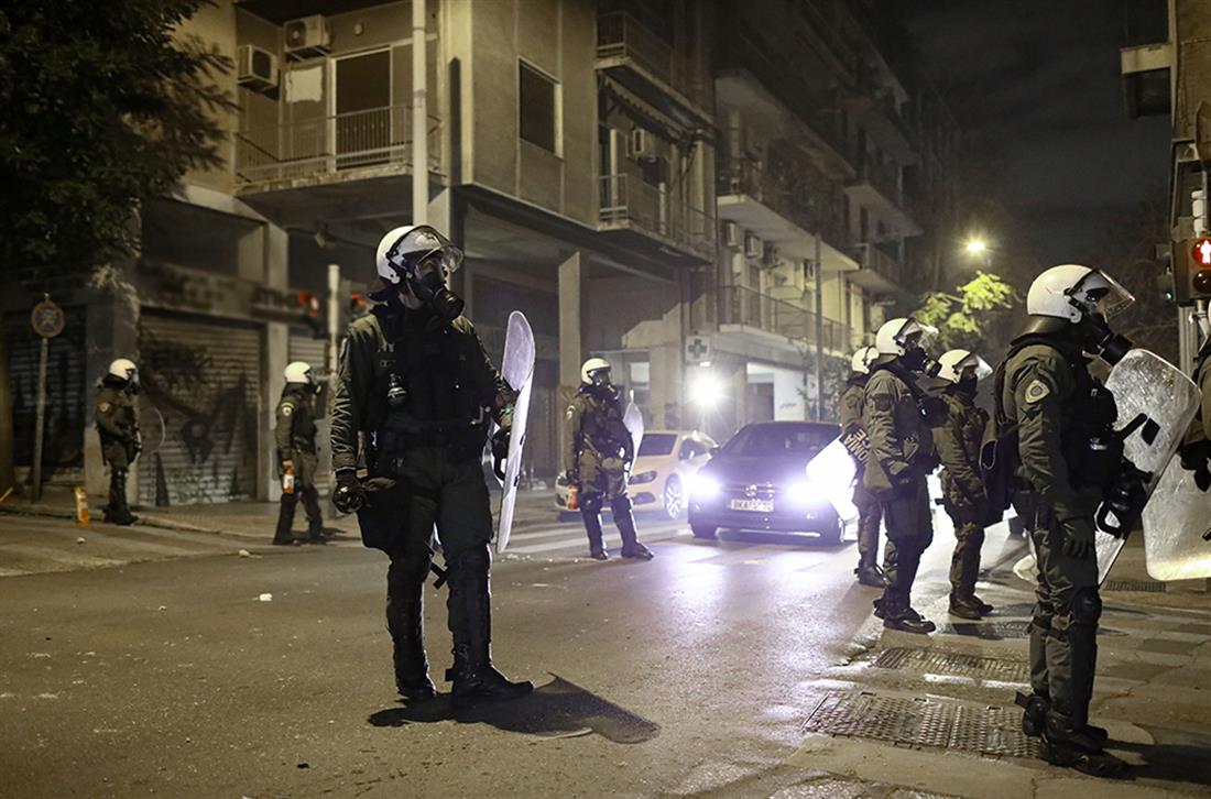 Κουκουλοφόροι επιτέθηκαν με μολότοφ και πέτρες σε διμοιρία των ΜΑΤ στο κέντρο της Αθήνας: 13 προσαγωγές