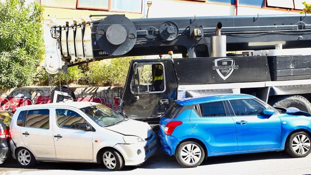 «Χάος» στο Κερατσίνι: Γερανοφόρο όχημα παρέσυρε σταθμευμένα αυτοκίνητα έξω από το Δημοτικό Κολυμβητήριο (βίντεο)