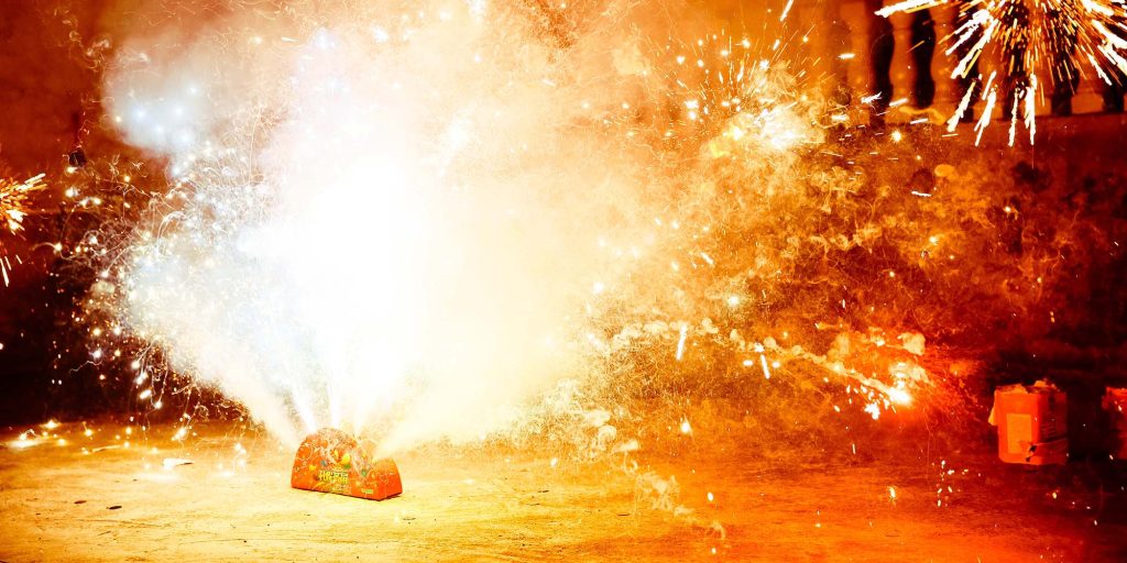 Σκηνές «χάους» σε επίδειξη πυροτεχνημάτων στην Κίνα: Η στιγμή που τεράστιες σπίθες «πέφτουν» από τον ουρανό