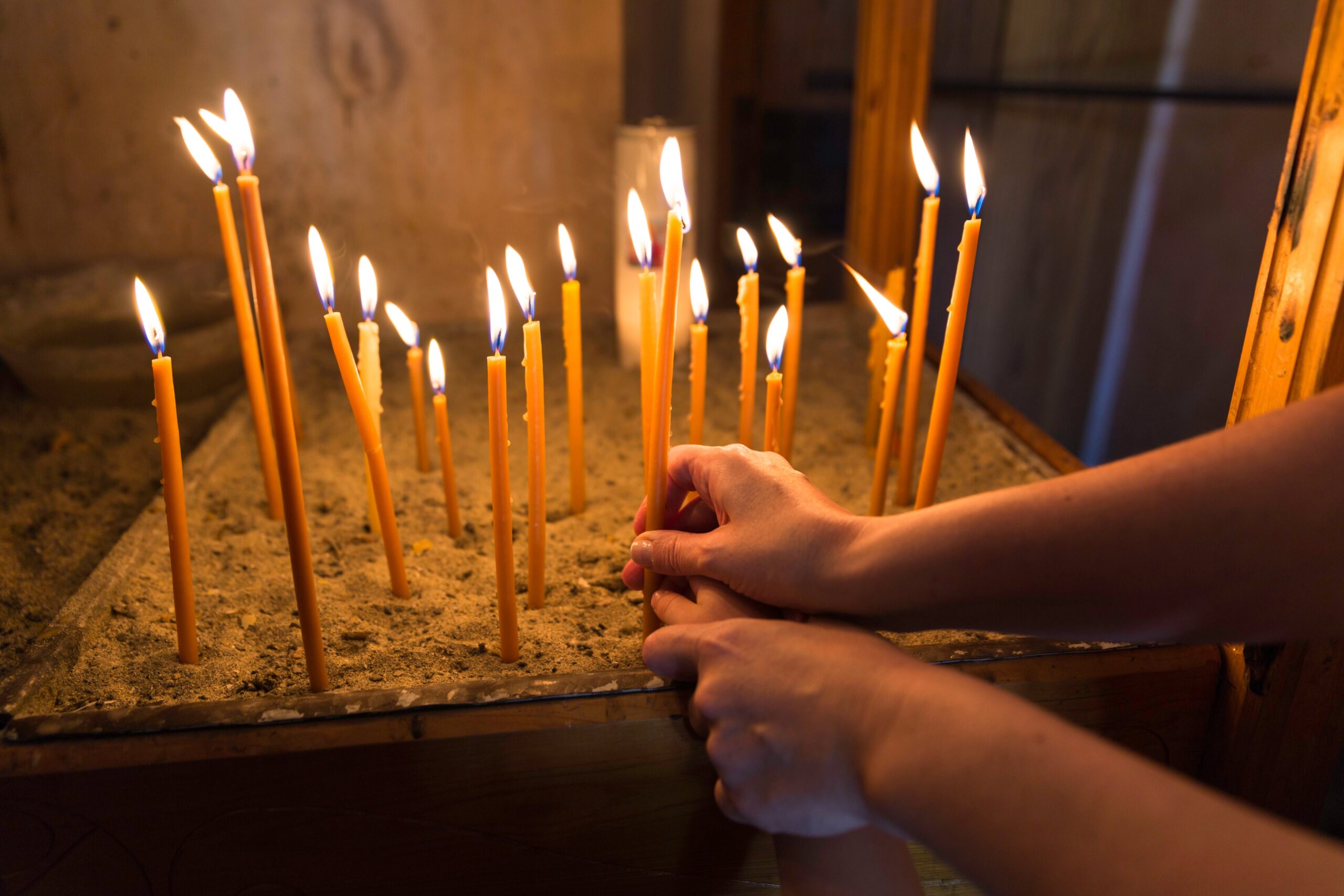Οι έξι συμβολισμοί του ανάμματος του κεριού στην Εκκλησία