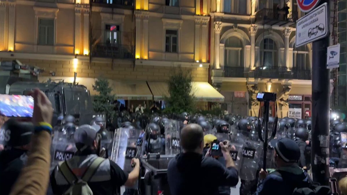 Γεωργία: Διαδηλωτές στην Τιφλίδα έσπασαν μεταλλικά οδοφράγματα και εισέβαλαν στο Προεδρικό Μέγαρο (βίντεο)