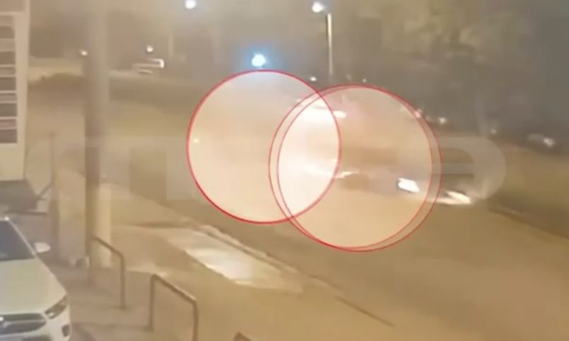 Τροχαίο δυστύχημα στην Αργυρούπολη: H στιγμή που μηχανή «καρφώνεται» σε κιγκλιδώματα – Δύο νεκροί (βίντεο)