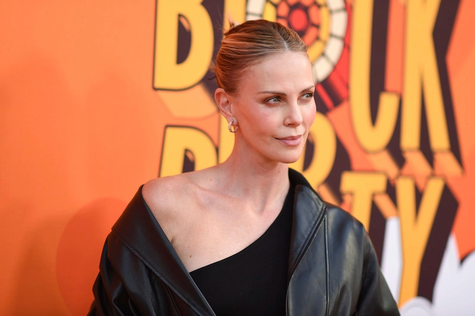 Η αποκαλυπτική εμφάνιση της Σ.Θερόν στην Εβδομάδα Μόδας στο Παρίσι: Δείτε φωτογραφίες