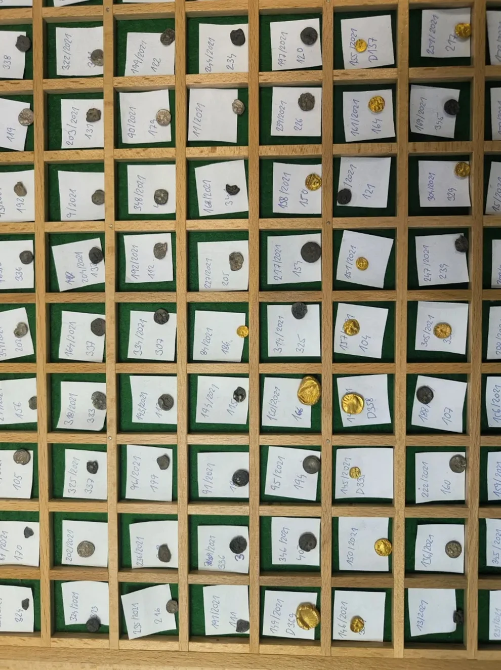 Εκατοντάδες ανεκτίμητα αρχαία χρυσά και αργυρά νομίσματα ανακαλύφθηκαν σε «μυστικό» χώρο στην Τσεχία