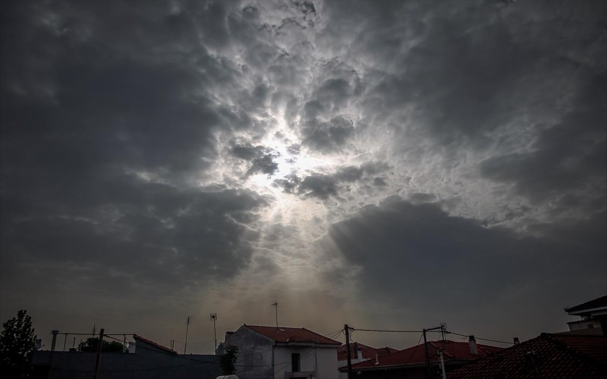 Καιρός: Άστατος σήμερα με τοπικές νεφώσεις και βροχές – «Έρχεται» νέα επιδείνωση