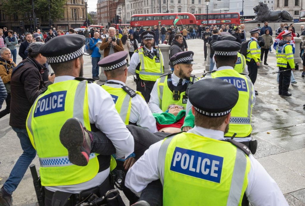 Λονδίνο: Δεκάδες συλλήψεις σε επεισοδιακή διαδήλωση φιλοπαλαιστινιακής οργάνωσης