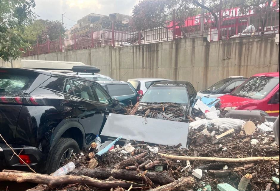 Σκηνές καταστροφής στην Βουλγαρία: Τρεις νεκροί και εκατοντάδες εκτοπισμένοι μετά από πλημμύρες (βίντεο & φωτο)