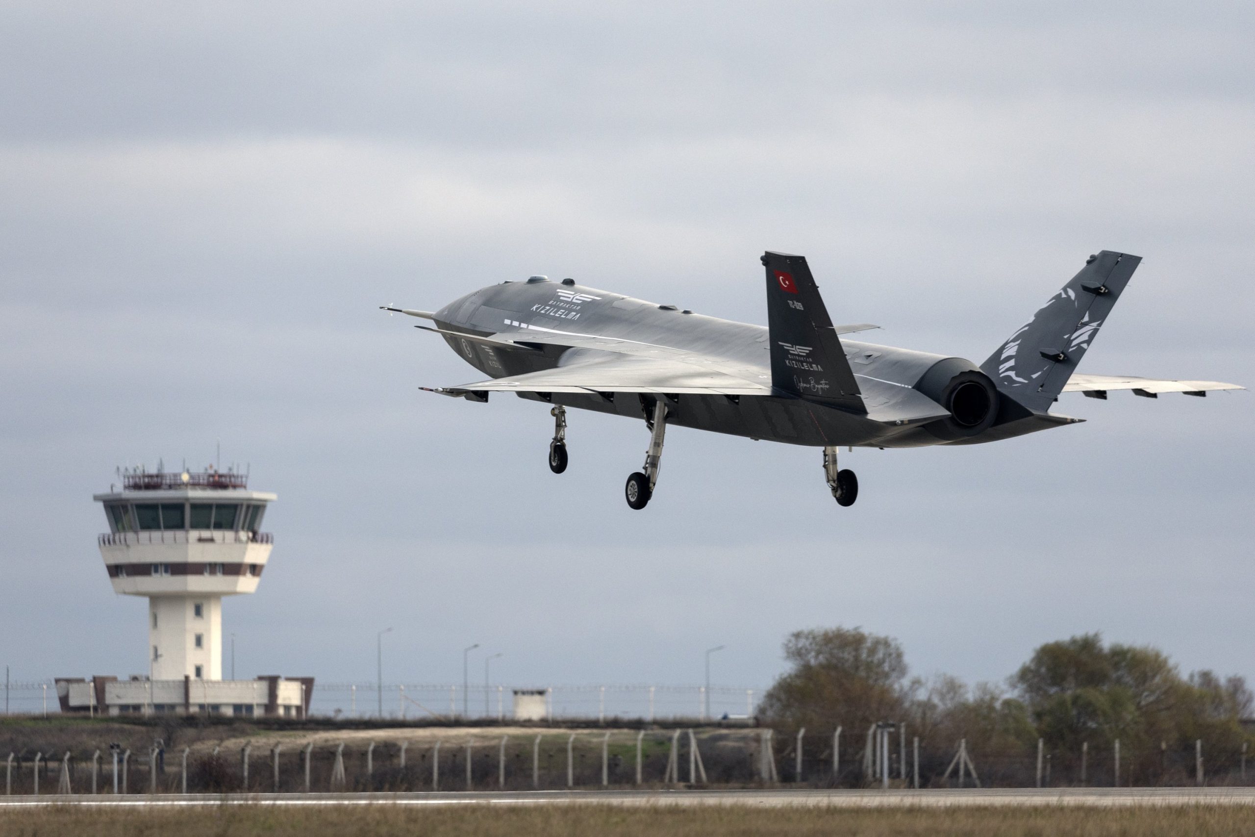 UCAV Kızılelma: Πρώτη πτήση με εξωτερικά αναρτημένο φορτίο όπλων