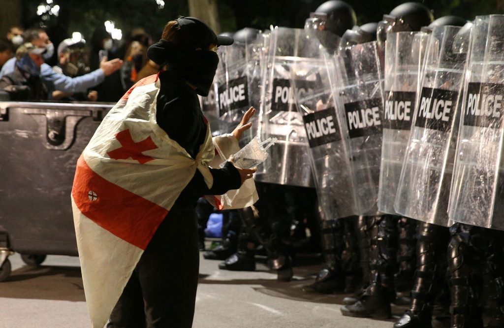 Γεωργία: Διαδηλωτές προσπάθησαν να εφορμήσουν στο σπίτι του προέδρου της χώρας – Καταγγελίες για εμπλοκή της Δύσης