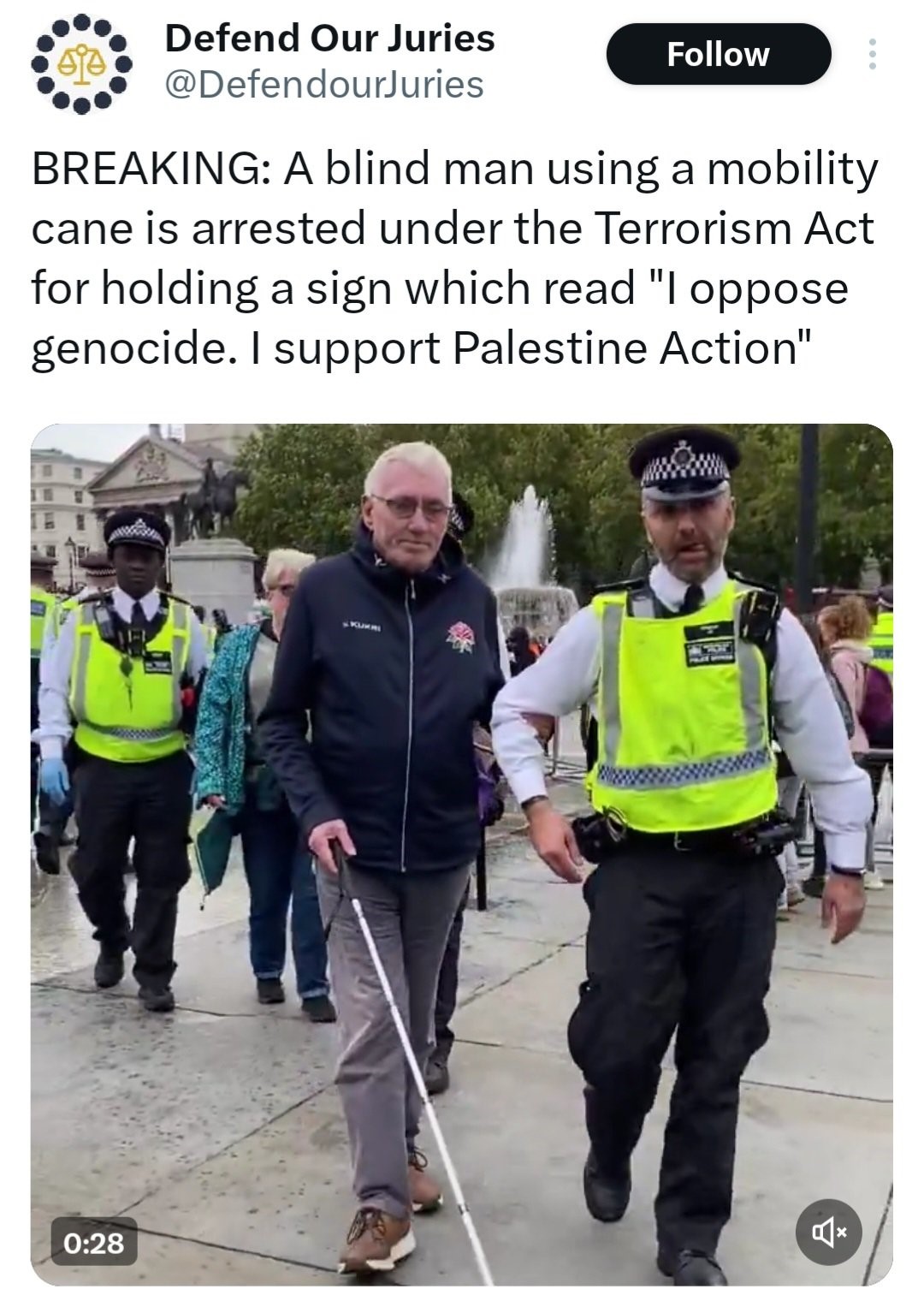 Λονδίνο: Αστυνομικοί πιάνουν τυφλό ηλικιωμένο διαδηλωτή (βίντεο)