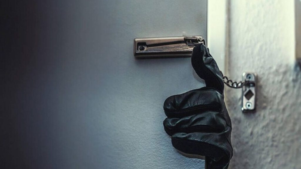 Διάρρηξη με λεία «μαμούθ» σε διαμέρισμα στο Κολωνάκι – Άρπαξαν κοσμήματα, ρολόγια και διαμάντια