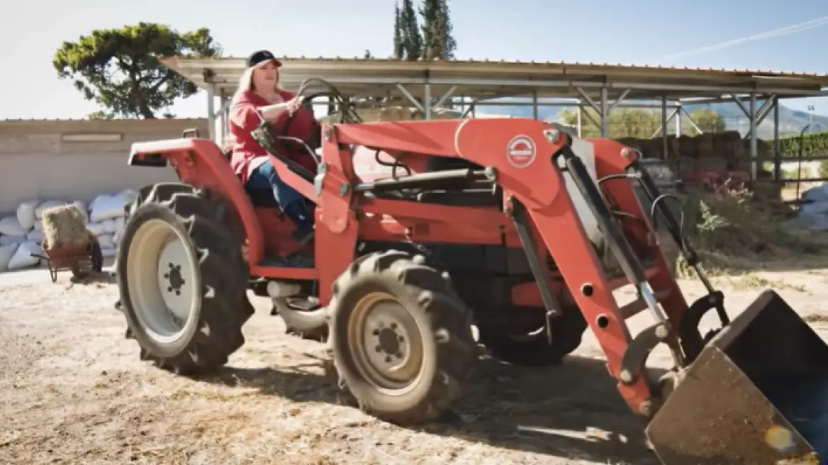«Άι σαπέρ, δε χωράμε στο τρακτέρ»: Σαρώνει τα social το νέο τραγούδι της Έφης Θώδη (βίντεο)
