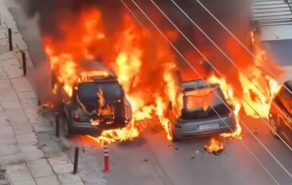 Άλιμος: Βομβαρδισμένο τοπίο θυμίζει ο δρόμος μετά τη φωτιά που έκαψε τέσσερα αυτοκίνητα  – Δείτε βίντεο (upd)