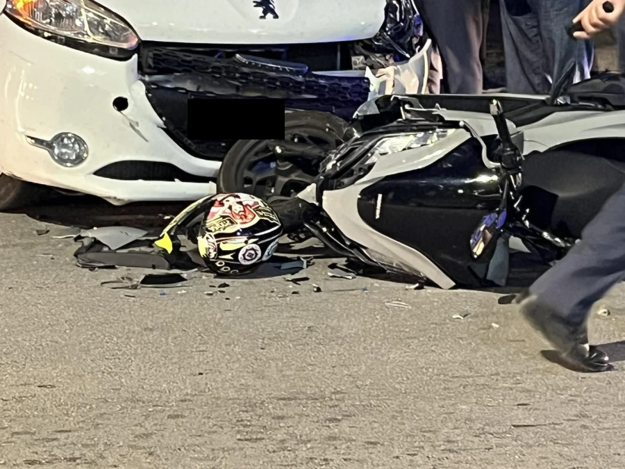 Σύγκρουση αυτοκινήτου με μοτοσικλέτα στο Αγρίνιο: Τραυματίστηκε ο οδηγός του δίκυκλου οχήματος – Δείτε φωτογραφίες