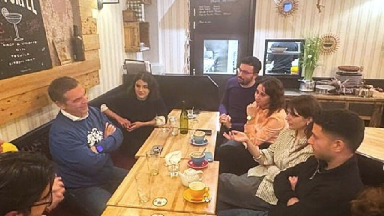 Σορβόννη: Για μπύρες με Έλληνες φοιτητές ο Αλέξης Τσίπρας – «Πήρα πολλά από την κουβέντα» (φωτο)