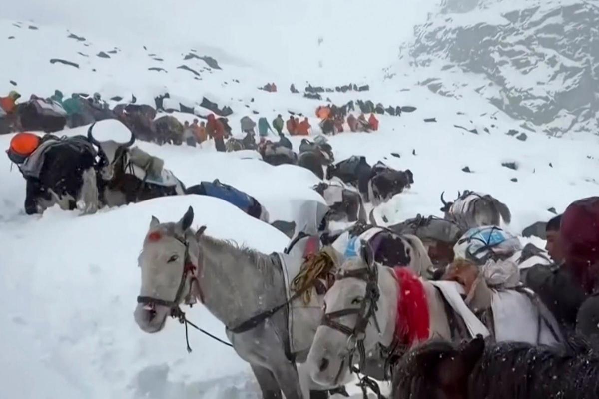 Βίντεο: Τουρίστες παγιδεύτηκαν λόγω χιονοθύελλας στο Έβερεστ σε υψόμετρο περίπου 5.000 μέτρων!