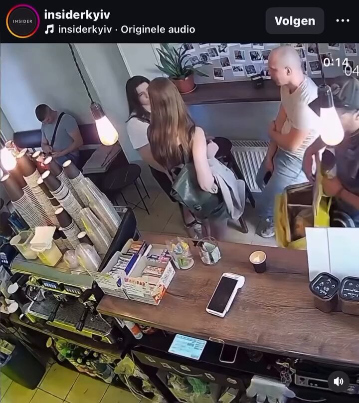 Βίντεο: Διανομέας «σούφρωσε» τα φιλοδωρήματα πριν παραδώσει την παραγγελία!