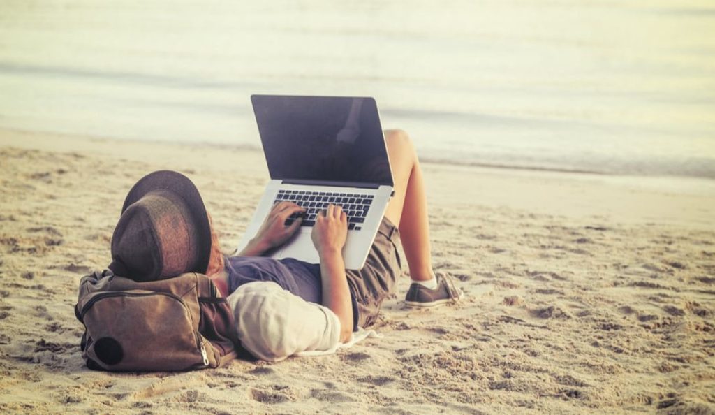 Γιατί η Ελλάδα έχει «γεμίσει» και με άλλους αλλοδαπούς πέραν των τουριστών και των παράνομων μεταναστών