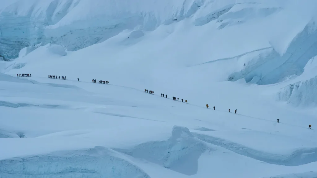 Συνεχίζεται το θρίλερ της διάσωσης των πεζοπόρων στο Έβερεστ – 200 άτομα βρίσκονται εγκλωβισμένα στο χιόνι