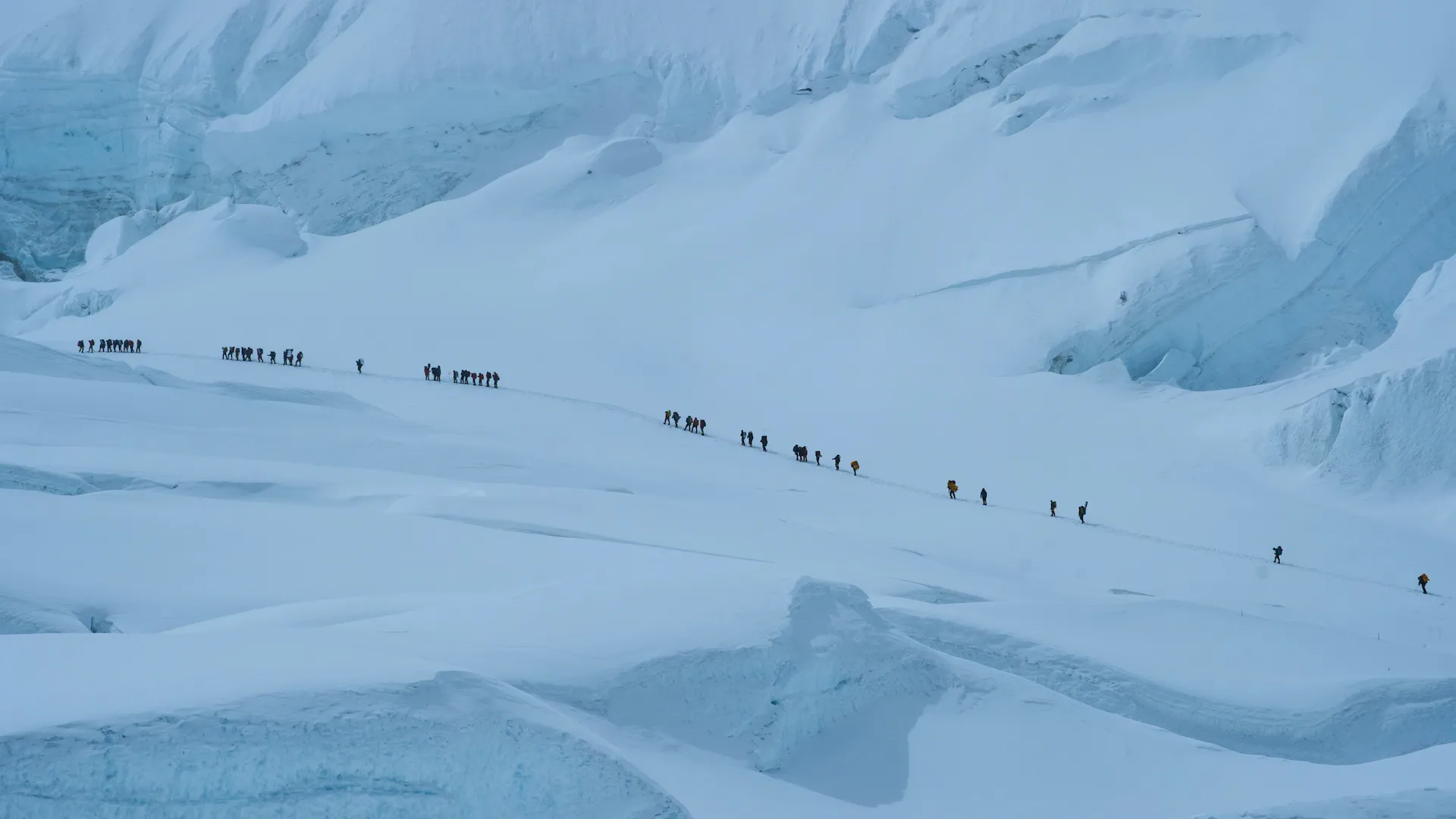 Συνεχίζεται το θρίλερ της διάσωσης των πεζοπόρων στο Έβερεστ – 200 άτομα βρίσκονται εγκλωβισμένα στο χιόνι