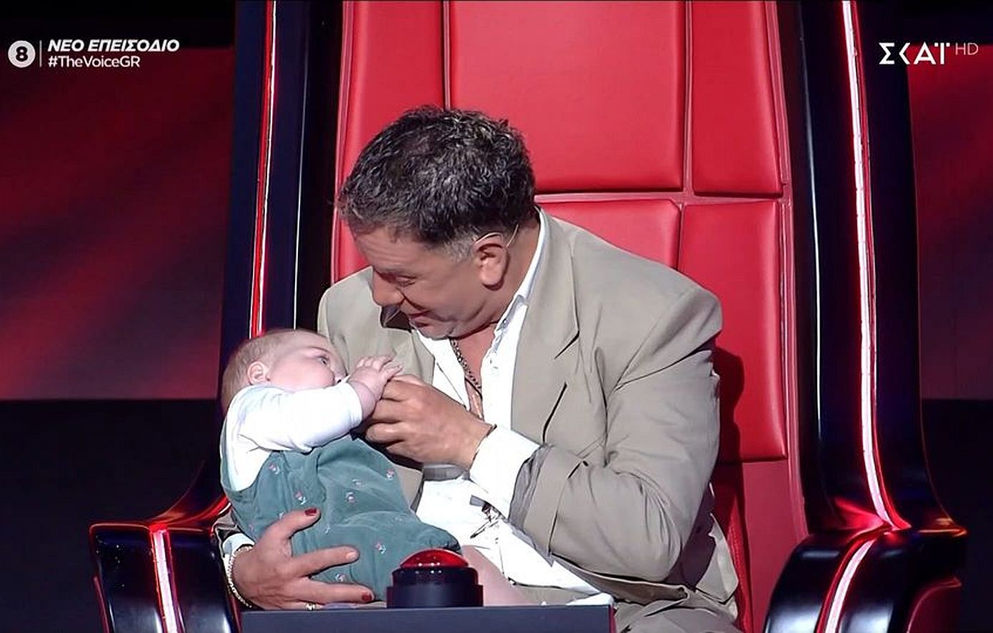 Παίκτρια του «The Voice» ήρθε στη σκηνή με το μωρό της και ο Γ.Μαζωνάκης «ανέλαβε» χρέη babysitting – Δείτε βίντεο