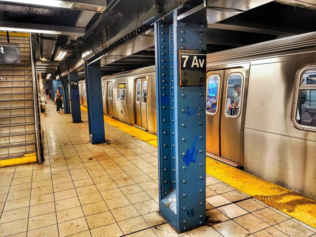 «Subway Surfing»: Τι είναι το επικίνδυνο challenge που «σαρώνει» το διαδίκτυο – Νεκρές δύο έφηβες στις ΗΠΑ