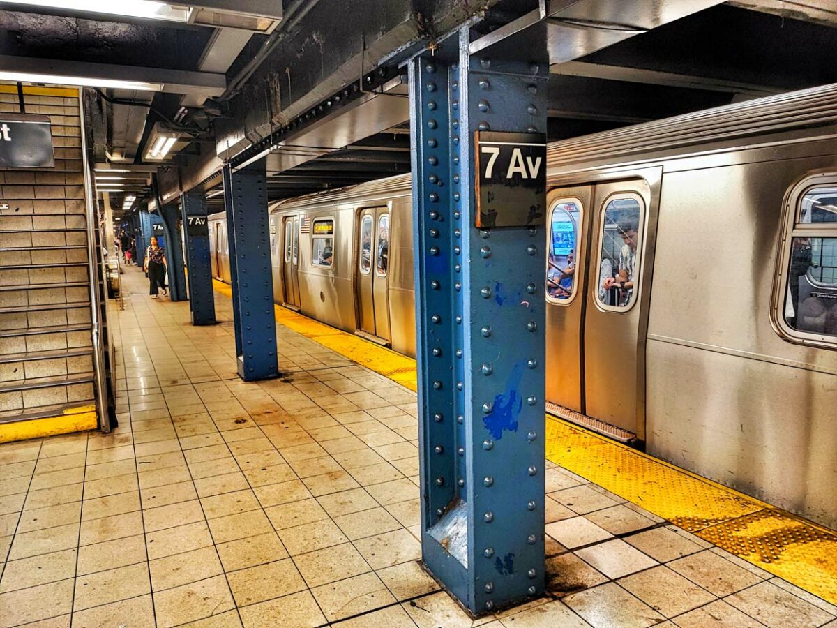 «Subway Surfing»: Τι είναι το επικίνδυνο challenge που «σαρώνει» το διαδίκτυο – Νεκρές δύο έφηβες στις ΗΠΑ