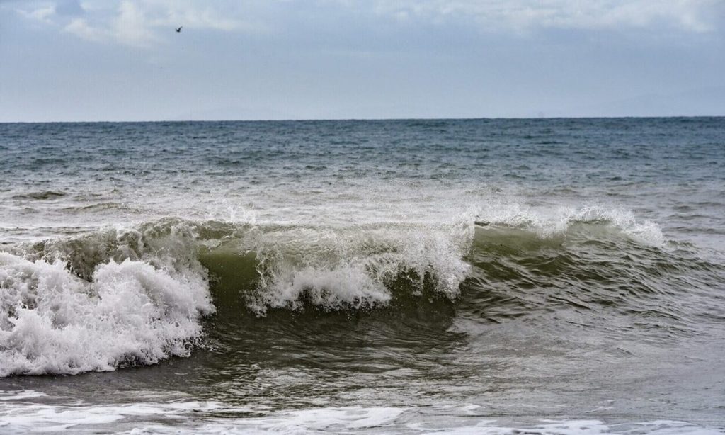 Μπάνιο σε κρύο νερό: Ποια τα οφέλη για την υγεία και οι πιθανοί κίνδυνοι