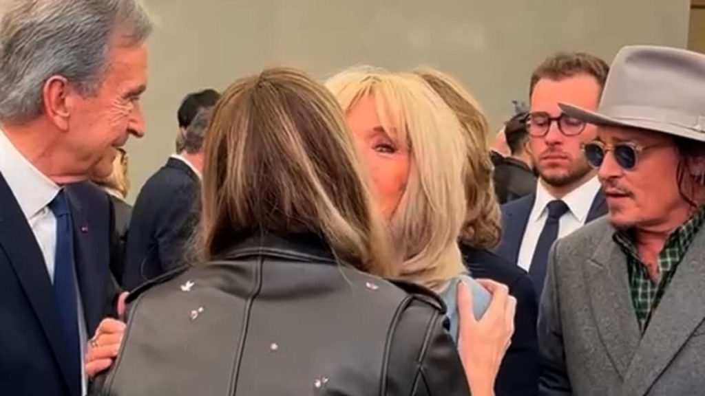 Βίντεο: Η στιγμή που η Σαρλίζ Θερόν αγνοεί επιδεικτικά τον Τζόνι Ντεπ