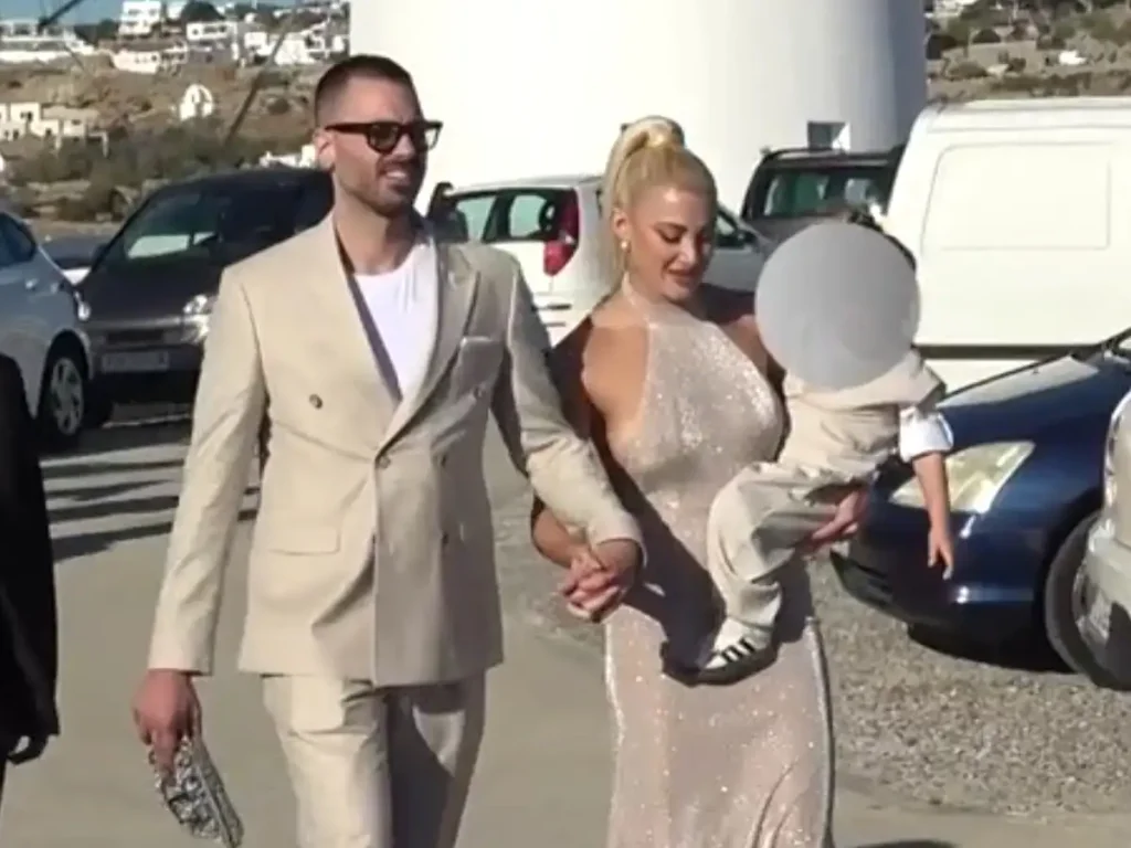 Τέρμα το κρυφτό: Χέρι-χέρι με το νέο της σύντροφο η Ιωάννα Τούνη σε βάπτιση στην Μύκονο (βίντεο)