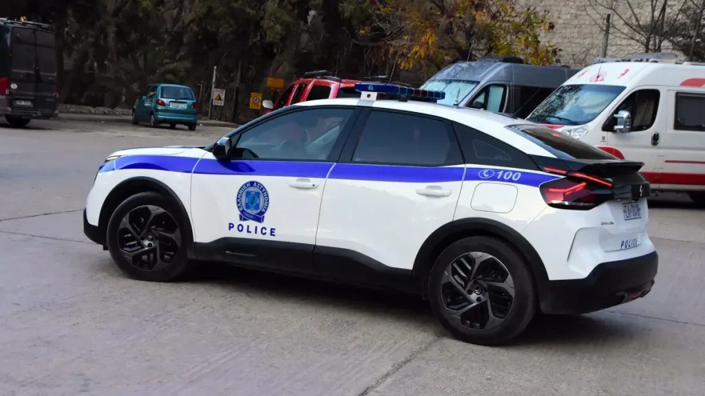 Αυτοκίνητο «γιάφκα» στη Φθιώτιδα: Εντοπίστηκαν ναρκωτικά, όπλα και σιδερογροθιά – Τρεις συλλήψεις