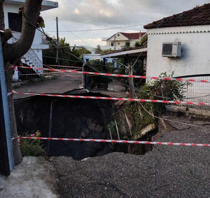 Αιτωλοακαρνανία: Δείτε εικόνες από τον τεράστιο κρατήρα ανάμεσα στα σπίτια στις Φυτείες του Δήμου Ξηρομέρου (φώτο)