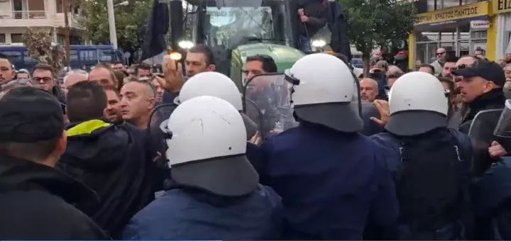 Επεισόδια στην Λιβαδειά: Αγρότες περικύκλωσαν τον υπουργό Αγροτικής Ανάπτυξης Κ.Τσιάρα