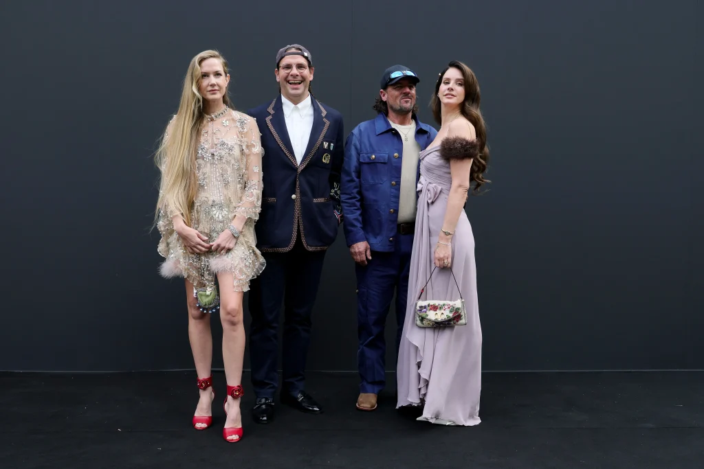 Η Λάνα Ντελ Ρέι πηγαίνει στο σόου του Valentino σαν πριγκίπισσα και ο σύζυγός της σαν…  μπετατζής (βίντεο)