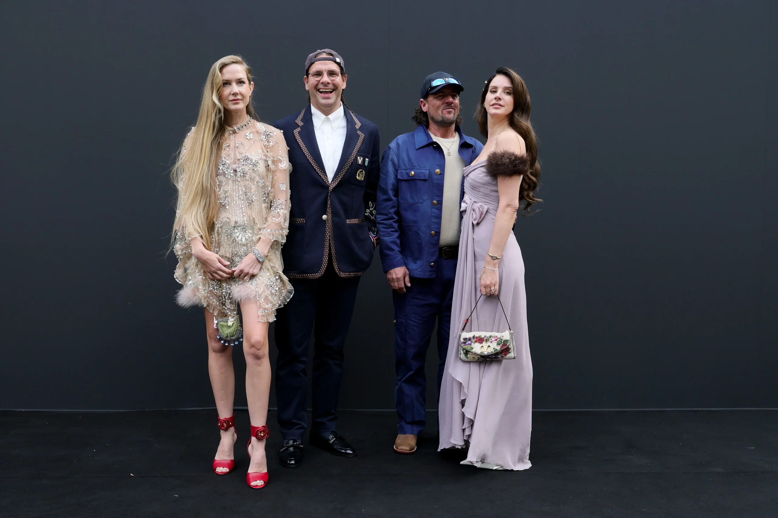 Η Λάνα Ντελ Ρέι πηγαίνει στο σόου του Valentino σαν πριγκίπισσα και ο σύζυγός της σαν… μπετατζής (βίντεο)