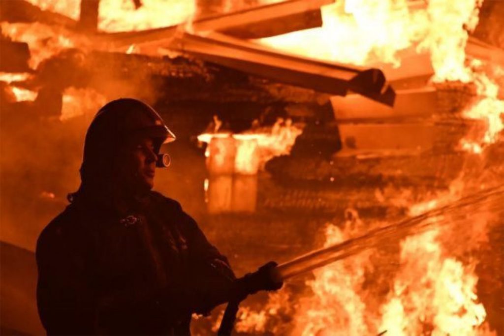 Βίντεο: «Κόλαση» στις πόλεις της ανατολικής Ουκρανίας – Η νύχτα έγινε μέρα και μετά… σκοτάδι