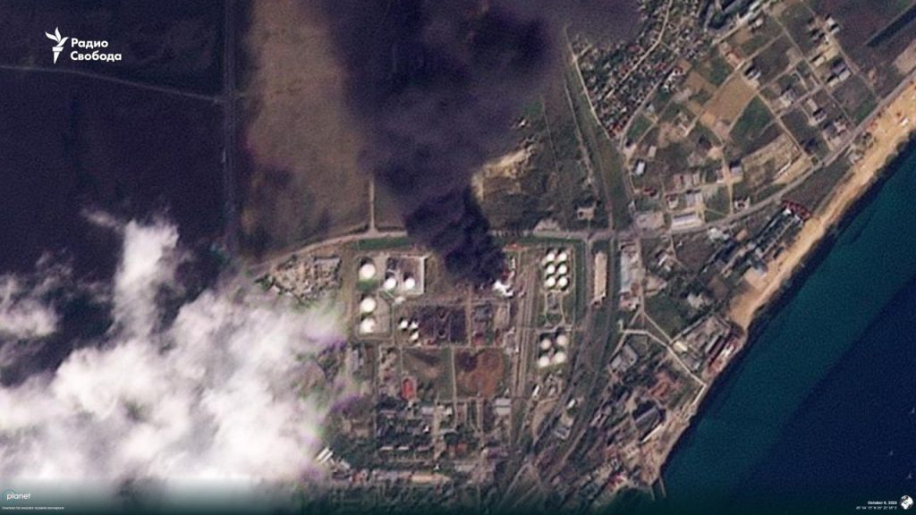 Κριμαία: Για δεύτερη ημέρα καίγεται ο τερματικός σταθμός πετρελαίου στη Θεοδοσία μετά το ισχυρό ουκρανικό κτύπημα