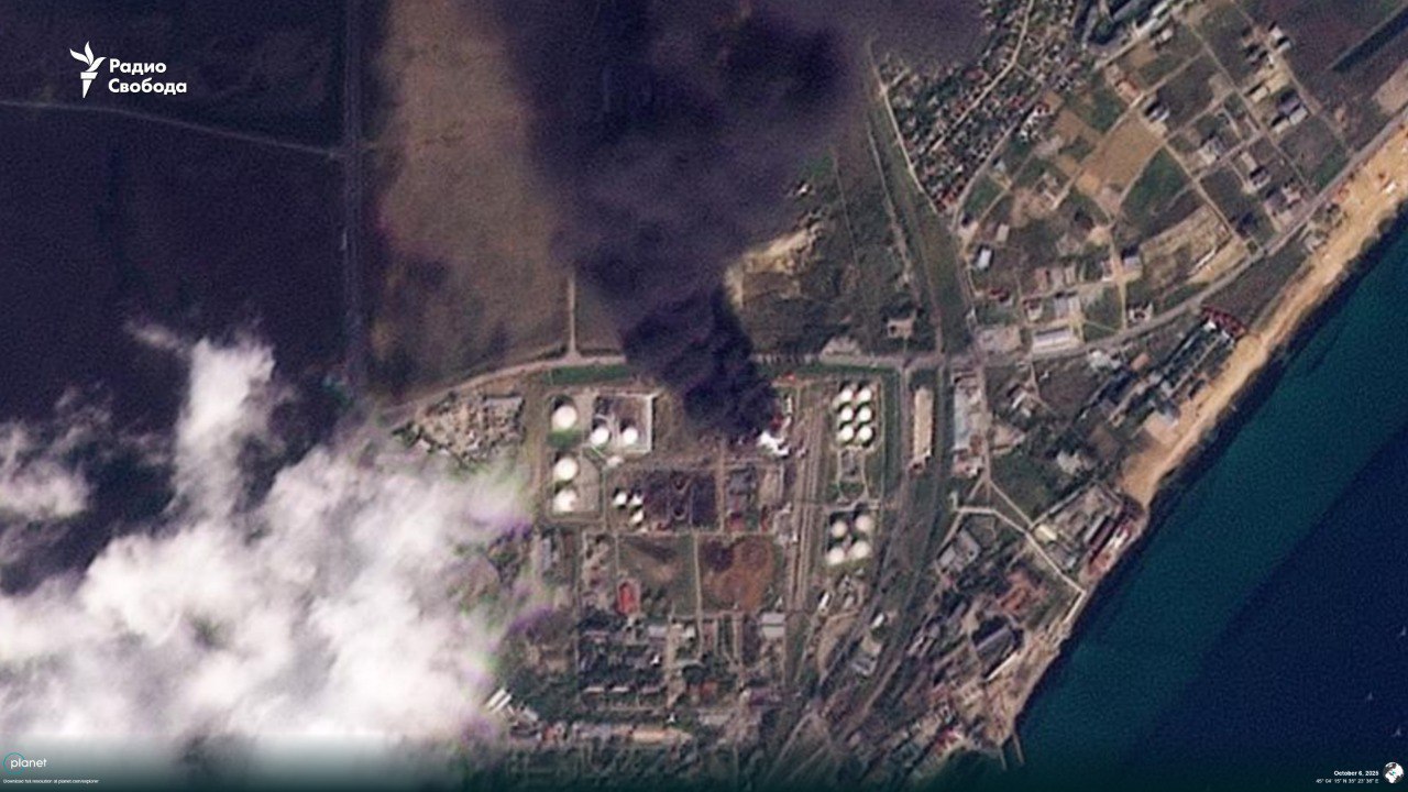 Κριμαία: Για δεύτερη ημέρα καίγεται ο τερματικός σταθμός πετρελαίου στη Θεοδοσία μετά το ισχυρό ουκρανικό κτύπημα