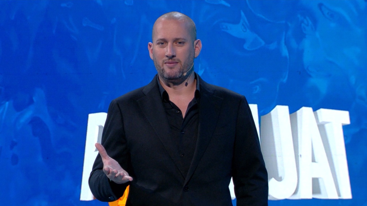 Κάν’το όπως ο Ζελένσκι: Ποιος είναι ο κωμικός Φλοριάν Μπινάι που απειλεί με ανατροπή του Έντι Ράμα στα Τίρανα