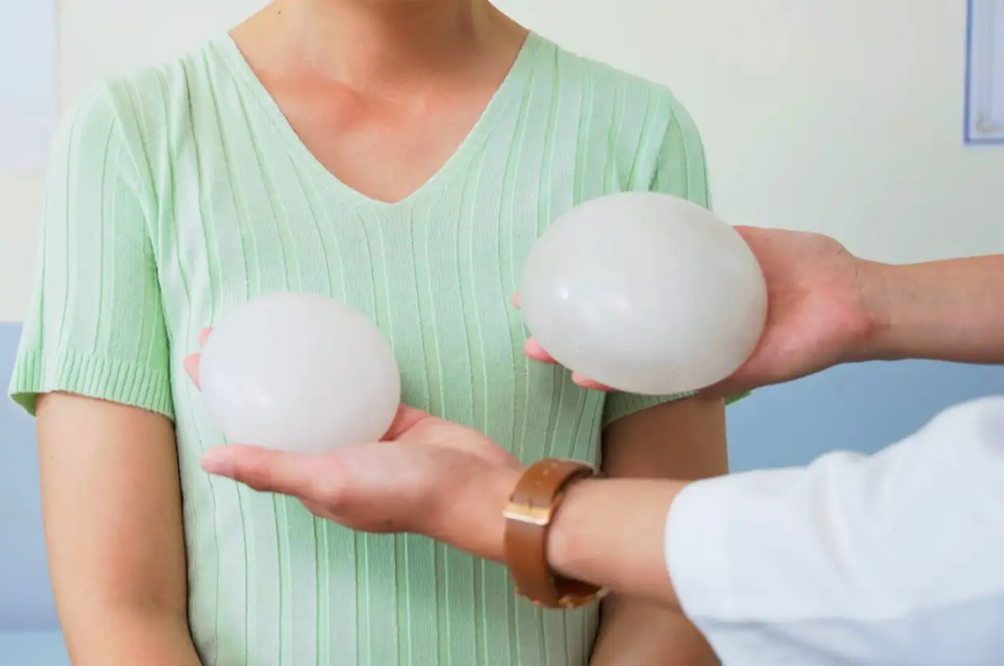 Εφιάλτης για 30χρονη μετά από αποτυχημένη πλαστική: Το στήθος της έγινε τετράγωνο και έχει ανοιχτές πληγές (βίντεο)