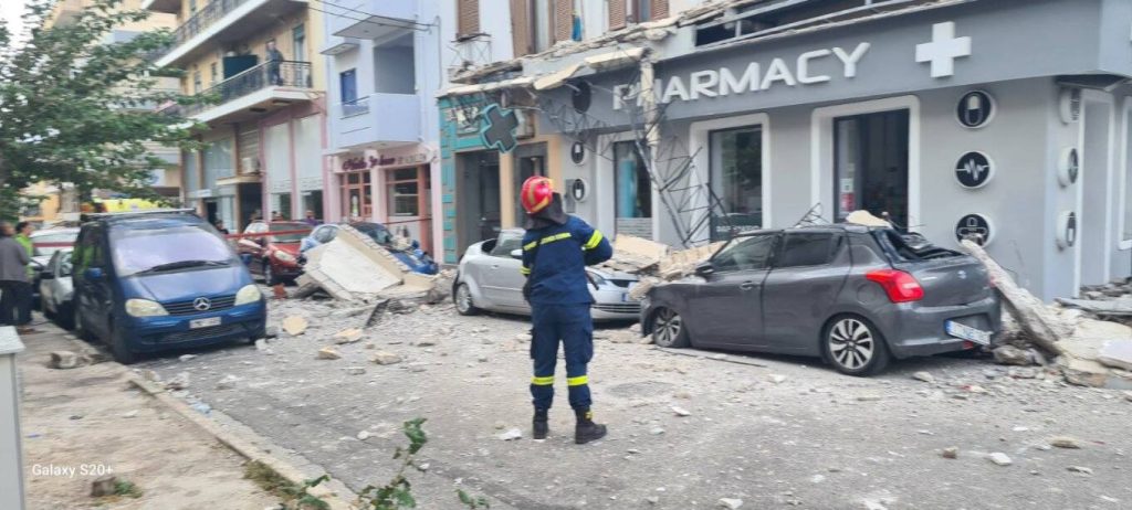 Λαύριο: Έπεσαν μπαλκόνια σε αυτοκίνητα – Από θαύμα δεν υπήρξαν τραυματίες (φωτο)