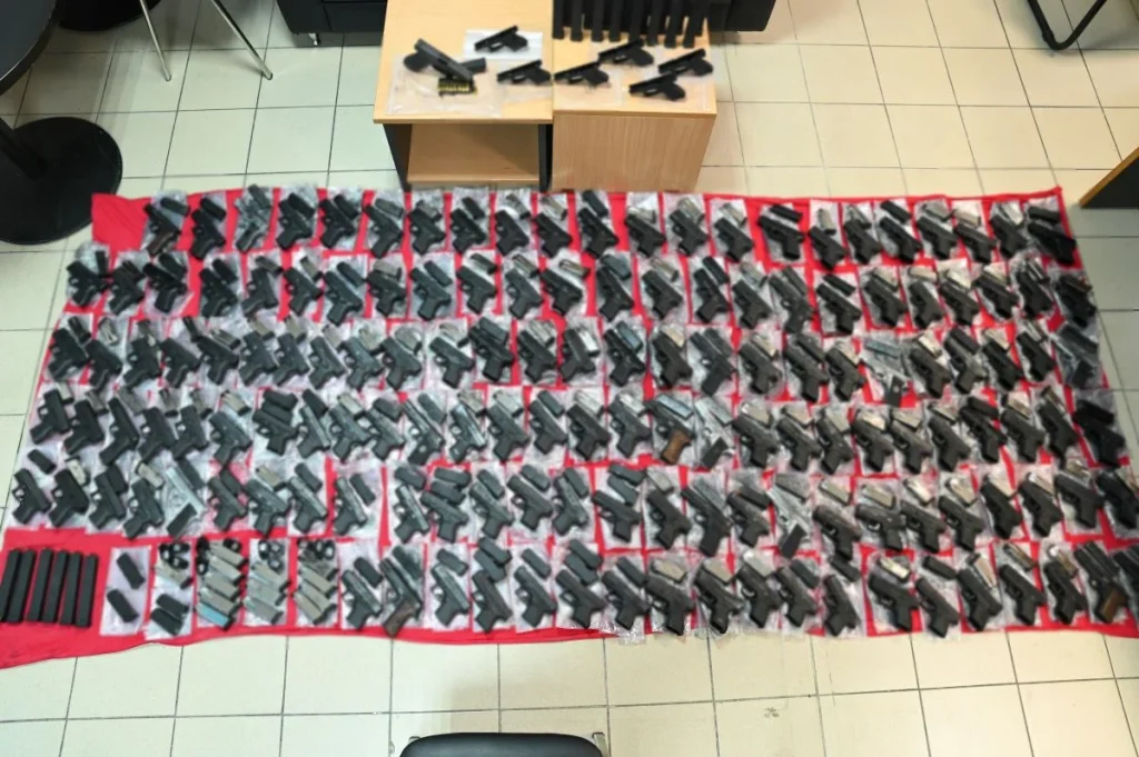 Προφυλακιστέοι κρίθηκαν οι έξι από τους 13 Τούρκους που συνελήφθησαν στον Έβρο με 147 πιστόλια και 190 γεμιστήρες