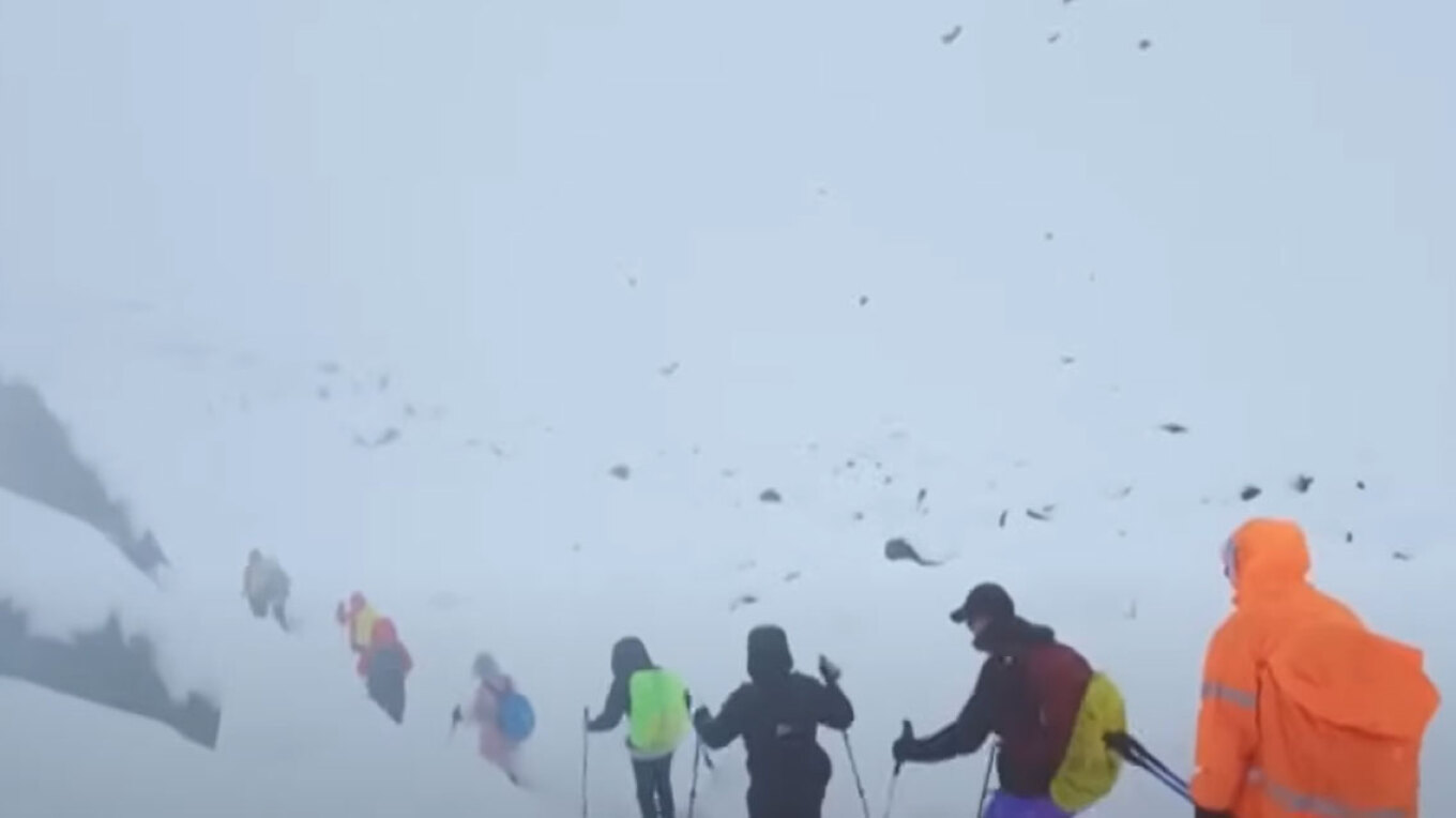 Συνεχίζεται για 3η μέρα το θρίλερ στο Έβερεστ: 200 «εγκλωβισμένοι» πεζοπόροι κινδυνεύουν να πεθάνουν από το κρύο