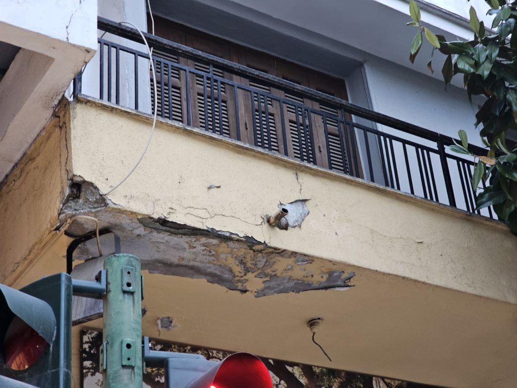 Λαύριο: Γυναίκα τραυματίστηκε ελαφρά όταν κατέρρευσε μπαλκόνι διώροφου κτιρίου