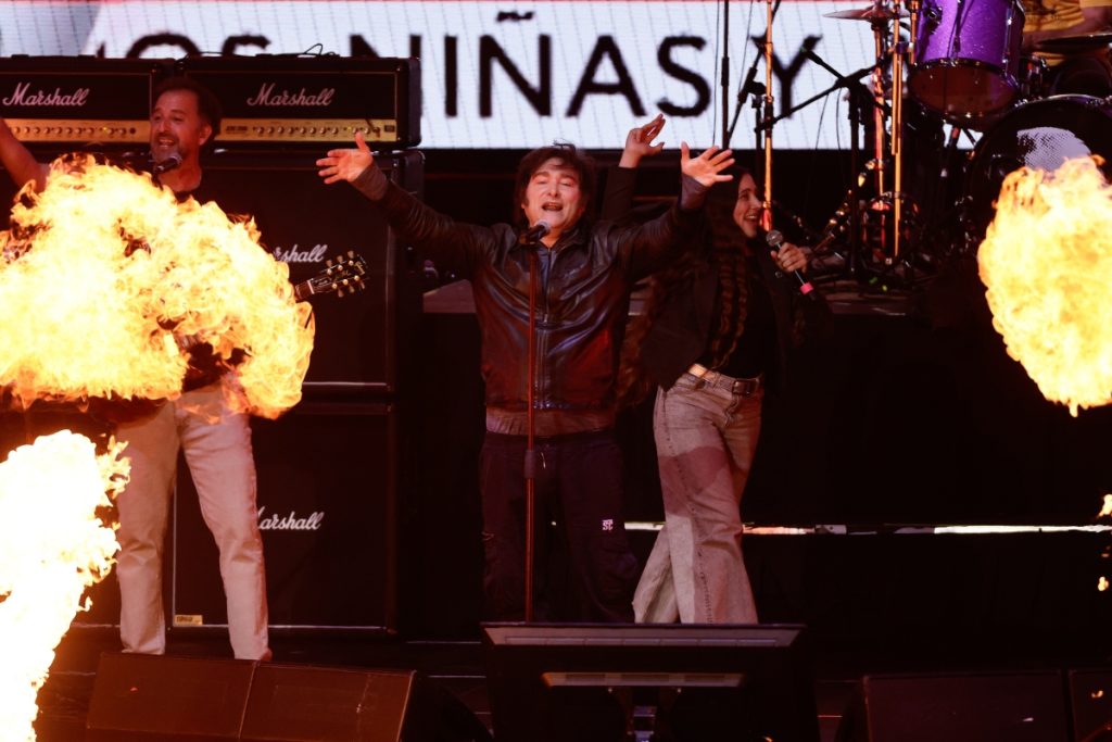 Χ.Μιλέι: Ο πρόεδρος της Αργεντινής ανέβηκε στην σκηνή και «ρόκαρε» μπροστά σε χιλιάδες υποστηρικτές του (βίντεο)