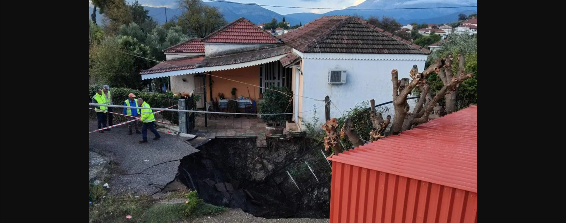 Ε.Λέκκας: Τι προκάλεσε την καθίζηση που άνοιξε κρατήρα ανάμεσα σε σπίτια στην Αιτωλοακαρνανία