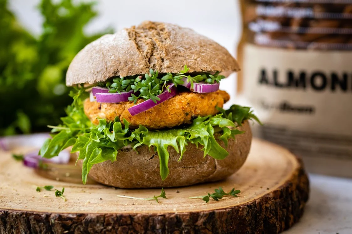 Τέλος τα ονόματα «μπέργκερ» και «λουκάνικο» σε προϊόντα που δεν παράγονται από κρέας – Διαμαρτυρίες των vegan