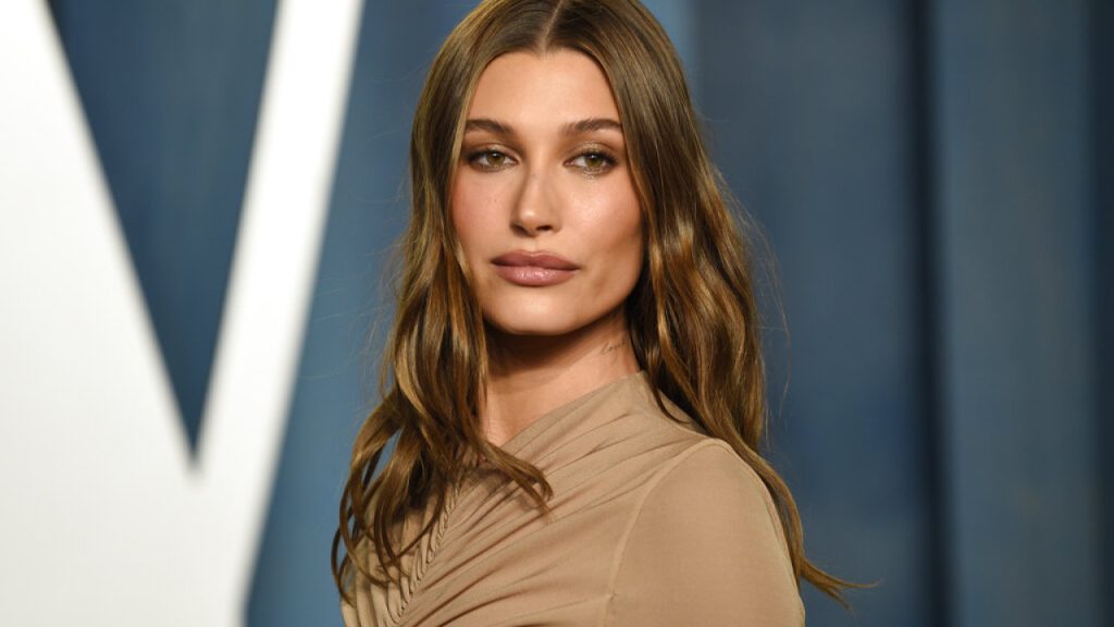 Χ.Μπίμπερ: Πόζαρε φορώντας μαύρα εσώρουχα και «έριξε» το Instagram (φωτο)