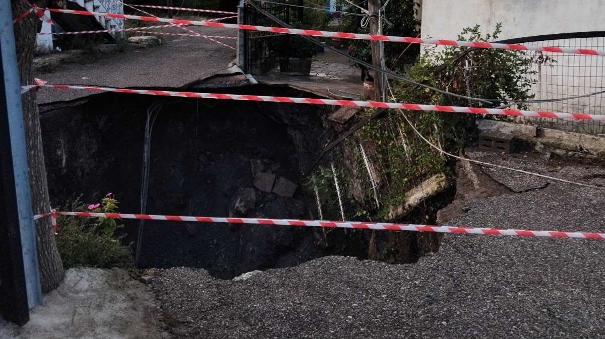 Ε.Λέκκας για κρατήρα στην Αιτωλοακαρνανία: «Οφείλεται σε έντονα υδρομετεωρολογικά και γεωδυναμικά φαινόμενα»